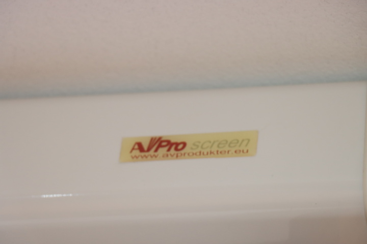 1033771-9 InFocus projector with projector screen