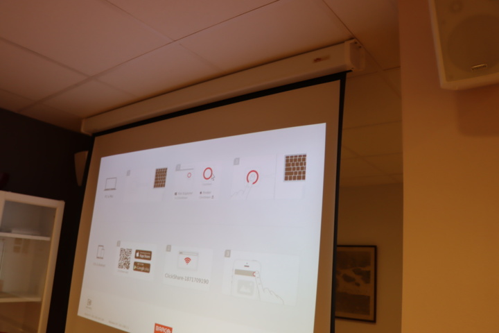 1033771-10 InFocus projector with projector screen