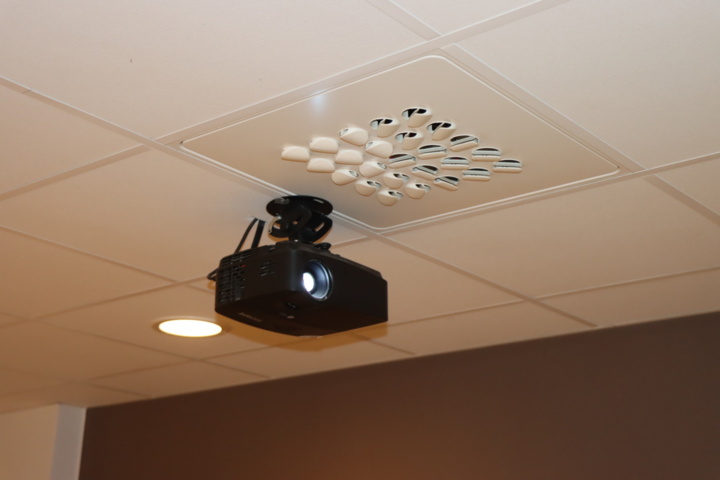 1033771-1 InFocus projector with projector screen