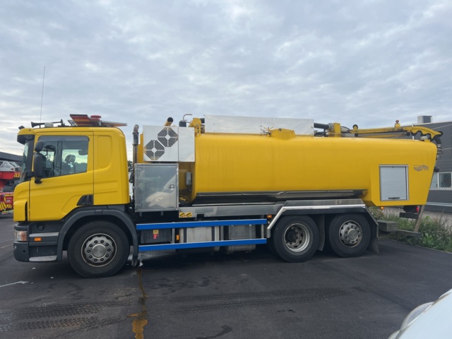 1023501-3 Combi suction truck Scania P400 6x2 12.7 Automatic, 108028 km 400hp, 2011