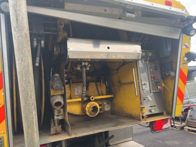 1023501-9 Combi suction truck Scania P400 6x2 12.7 Automatic, 108028 km 400hp, 2011