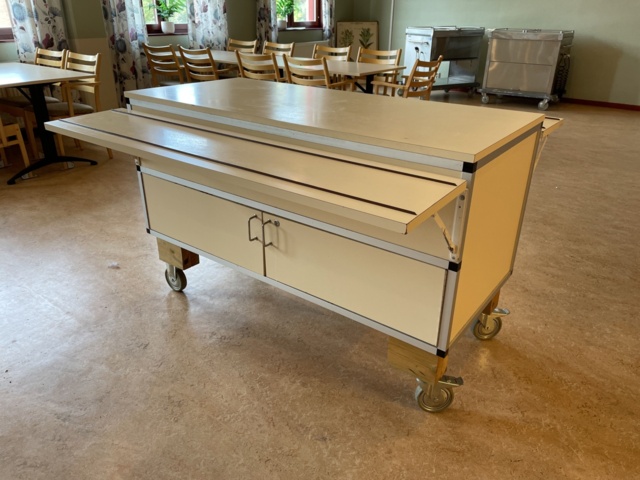 998777-2 Serving counter on wheels