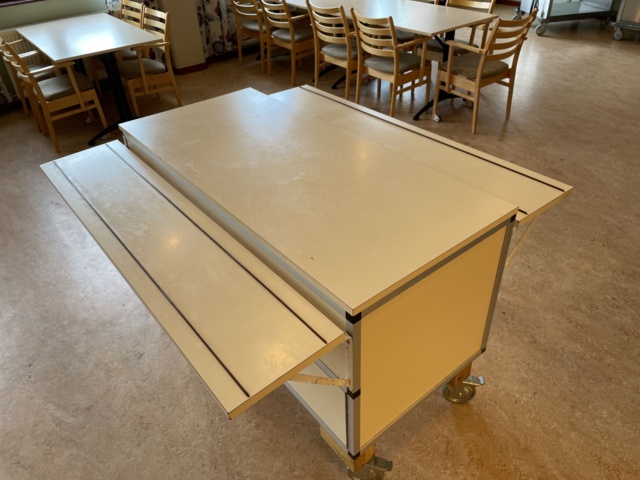 998777-3 Serving counter on wheels