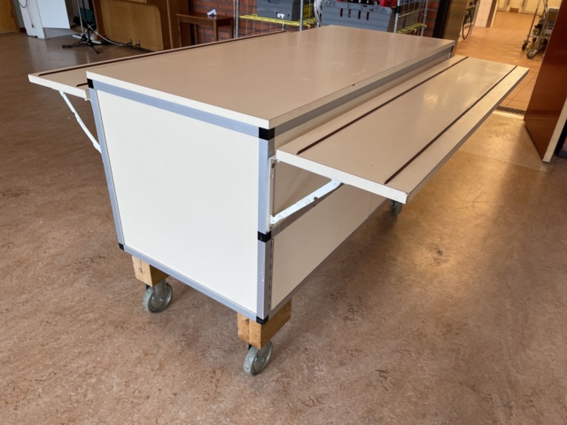 998777-4 Serving counter on wheels