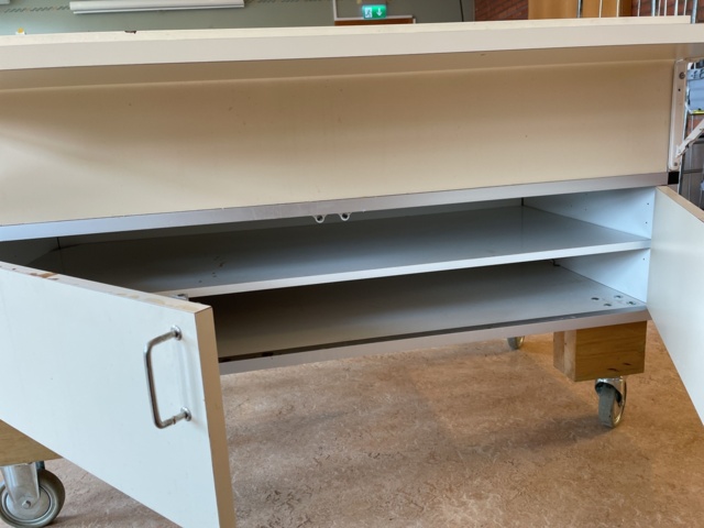 998777-5 Serving counter on wheels