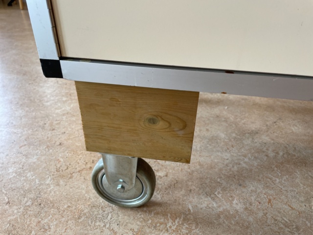 998777-6 Serving counter on wheels