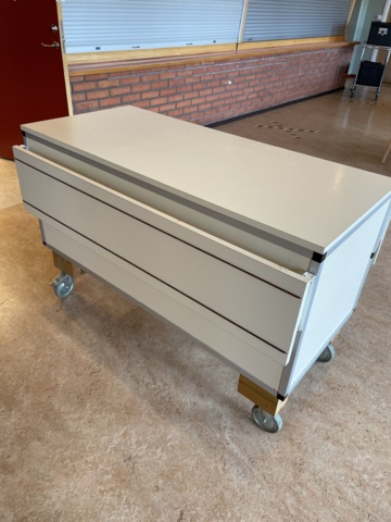 998777-8 Serving counter on wheels