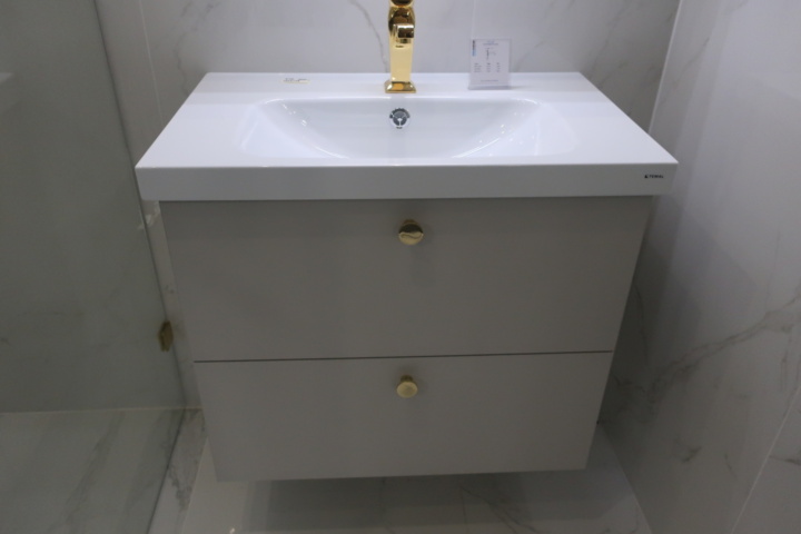 1029739-4 Badrumskommod med blandare och spegelskåp med belysning