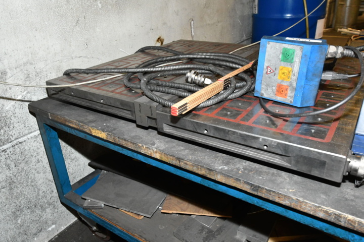 1079950-3 2 magnetic tables + a control unit