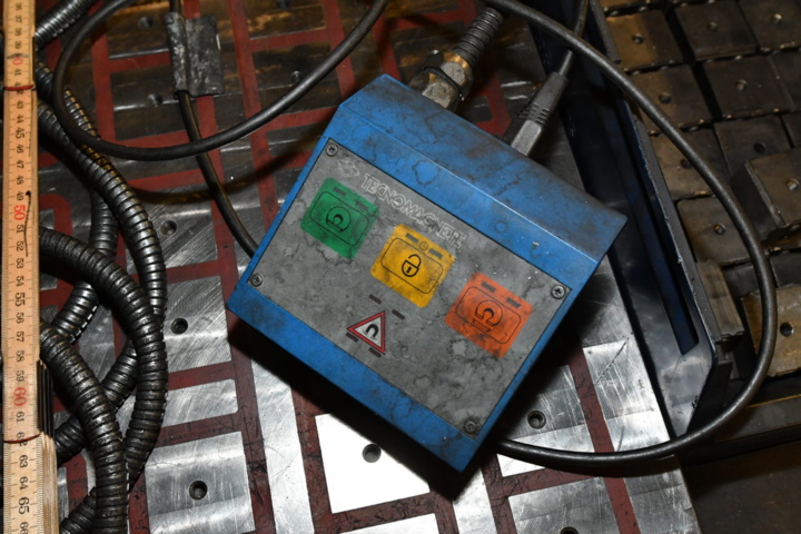 1079950-4 2 magnetic tables + a control unit