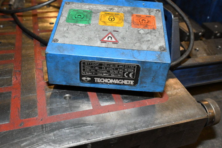 1079950-5 2 magnetic tables + a control unit