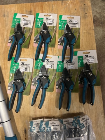 897479-14 Pallet with new mixed tools