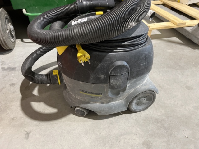 Vacuum cleaner Kärcher Professional T12/1 - PS Auction - We value the ...