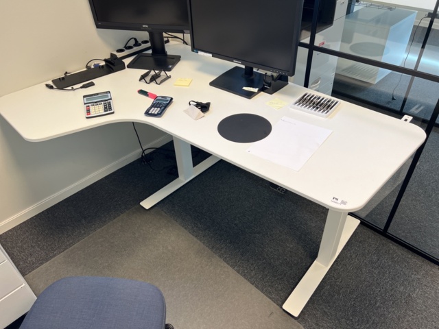 1050271-3 Office workstation, 2 screens