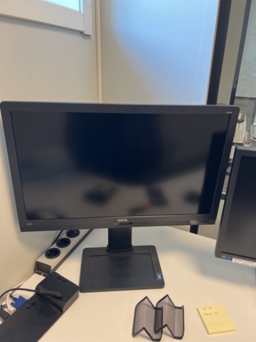 1050271-4 Office workstation, 2 screens