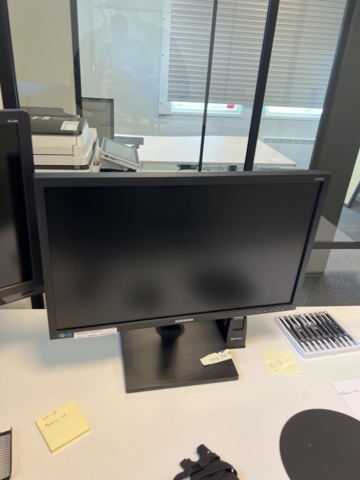 1050271-5 Office workstation, 2 screens