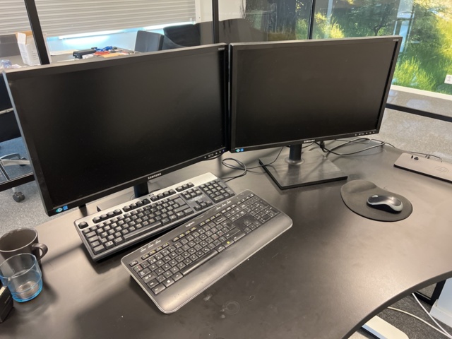 1050272-3 Office workstation 2 screens