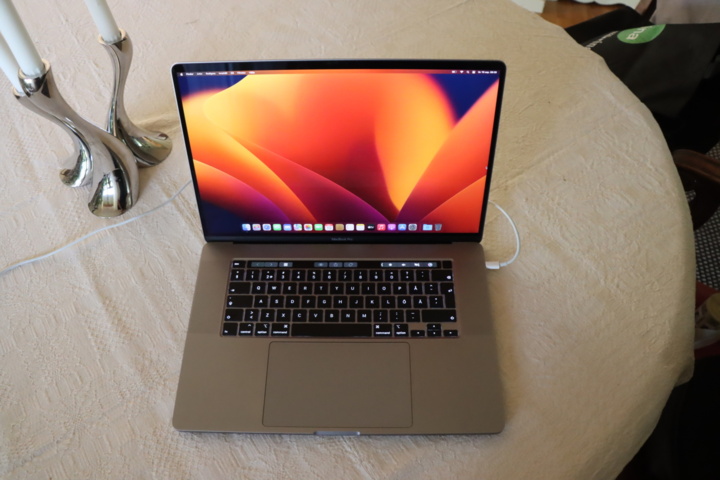 1033848-1 MacBook Pro 16”, 8core i9, 32GB ram, 1tb ssd