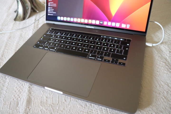 1033848-14 MacBook Pro 16”, 8core i9, 32GB ram, 1tb ssd