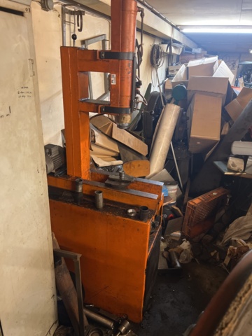 1050298-1 Hydraulic press