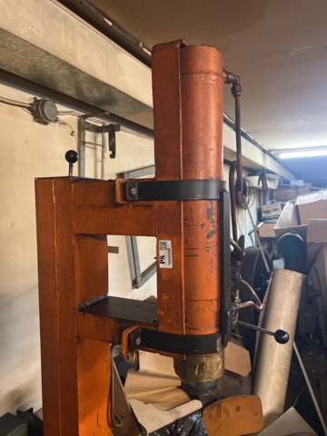 1050298-2 Hydraulic press