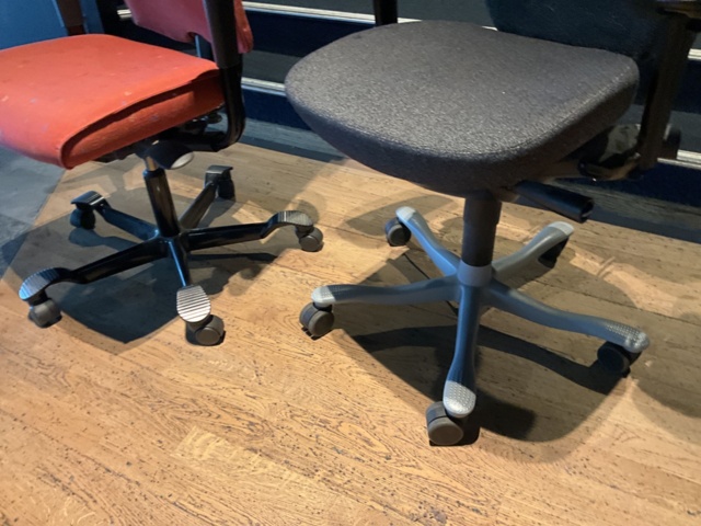 1061409-6 4 office chairs