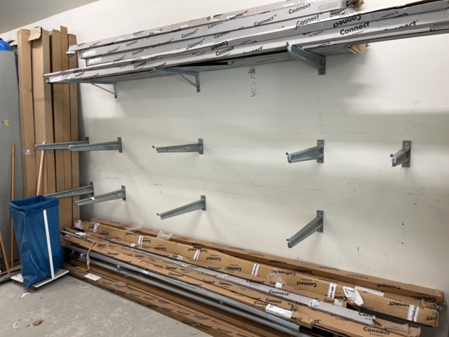 1029883-3 16 wall-hung branch racks