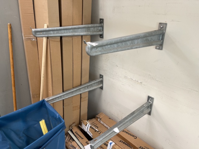 1029883-6 16 wall-hung branch racks