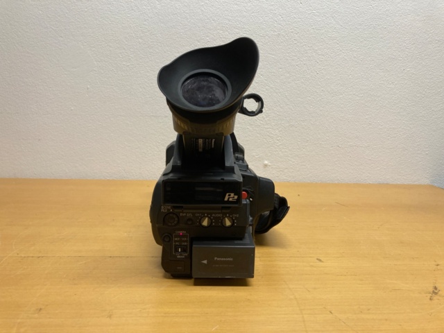 1082086-8 Panasonic AG-HVX200E Camcorder - 381h (ei akkua)