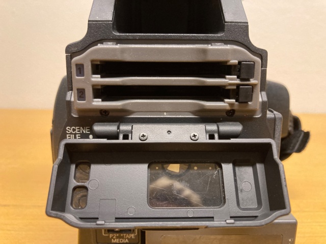 1082086-12 Panasonic AG-HVX200E Camcorder - 381h (ei akkua)