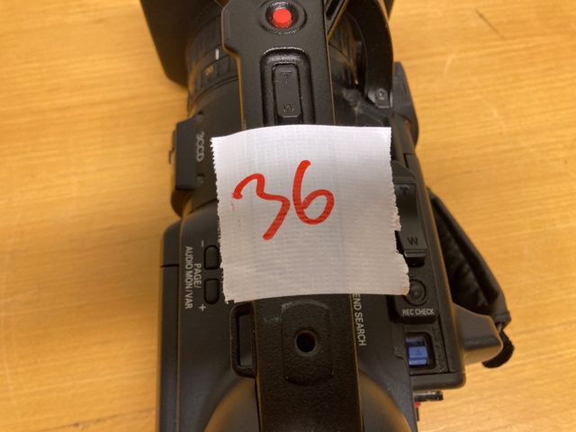 1082086-13 Panasonic AG-HVX200E Camcorder - 381h (ei akkua)