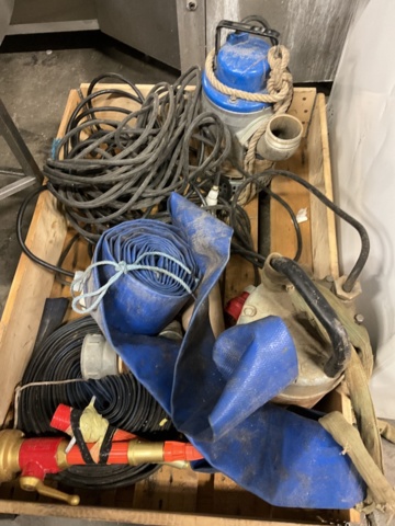 1061475-1 2 st. Dränkpumpar med slang och munstycke