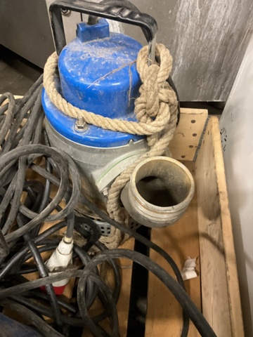 1061475-2 2 st. Dränkpumpar med slang och munstycke