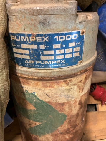 1061475-4 2 st. Dränkpumpar med slang och munstycke
