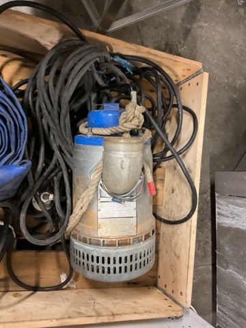 1061475-11 2 st. Dränkpumpar med slang och munstycke