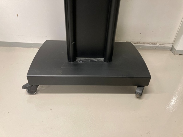 1082394-5 TV-jalusta (+ vanha Panasonic plasmanäyttö) - Ei pohjahintaa