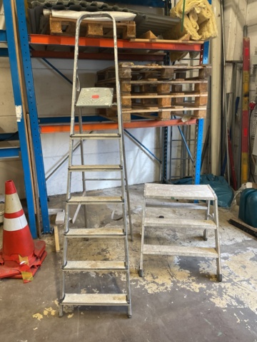 1060226-1 2 trestle ladders