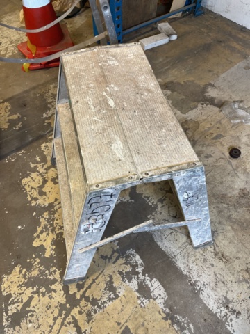 1060226-4 2 trestle ladders