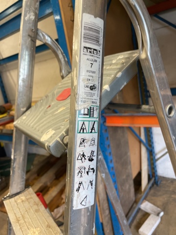 1060226-7 2 trestle ladders