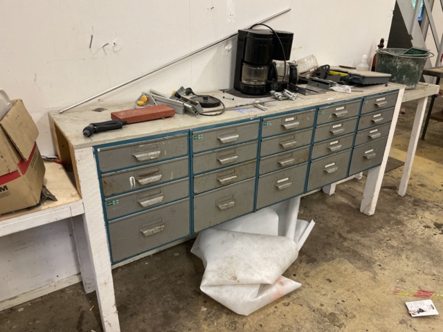1060242-2 Own built bench with drawers plus everything on the bench included