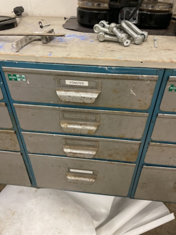 1060242-3 Own built bench with drawers plus everything on the bench included