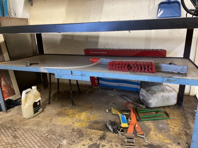 1060263-2 Workbench with vise and grinder