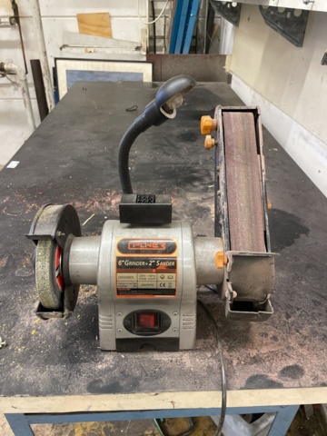 1060263-5 Workbench with vise and grinder