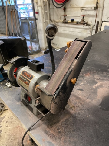 1060263-6 Workbench with vise and grinder