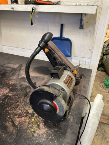 1060263-8 Workbench with vise and grinder