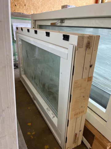 1049613-15 Stool, various windows