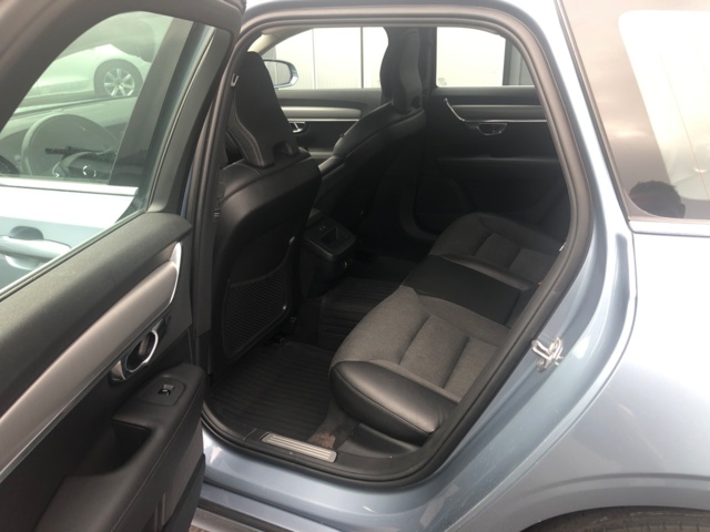 1083980-11 Volvo V90 D4 - 2020