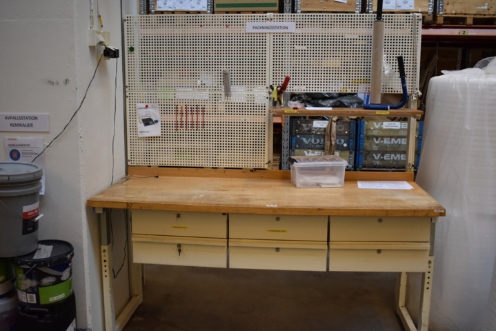 1035645-2 Workbench with blackboard and drawers