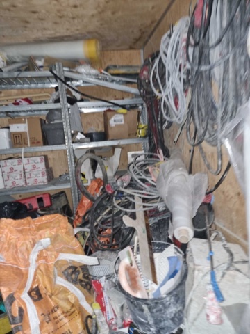 992168-7 8 foot container incl. tools, etc