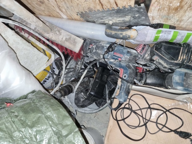 992168-21 8 foot container incl. tools, etc